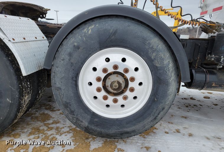 image for item DM8188 1999 Peterbilt 379  semi truck