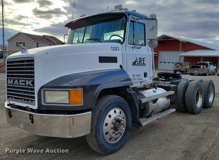 image for item DM8193 2002 Mack CH613  semi truck