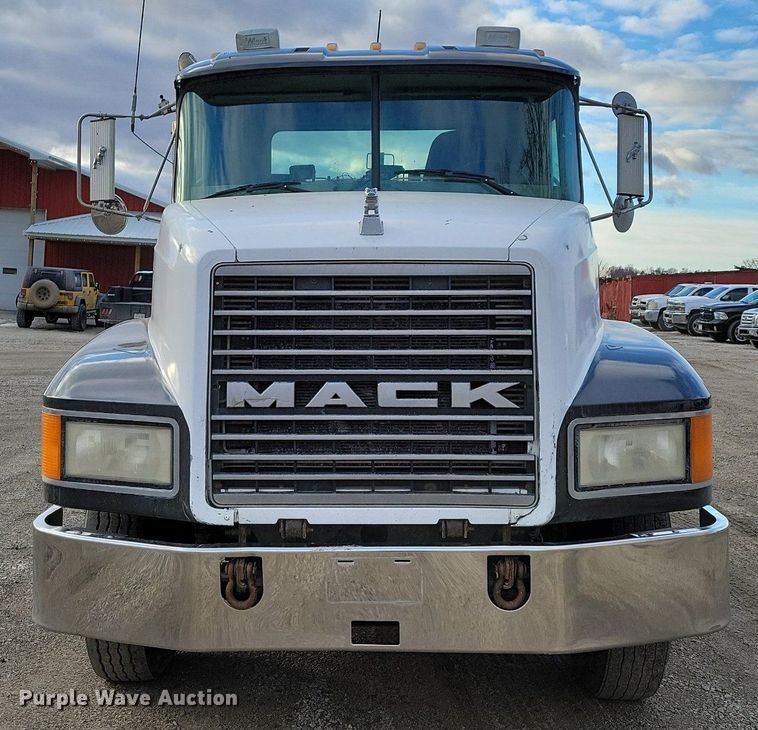image for item DM8193 2002 Mack CH613  semi truck