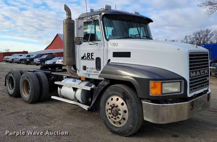 image for item DM8193 2002 Mack CH613  semi truck