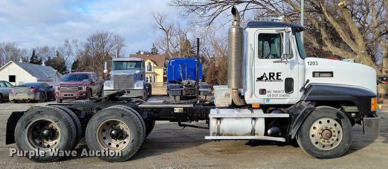 image for item DM8193 2002 Mack CH613  semi truck