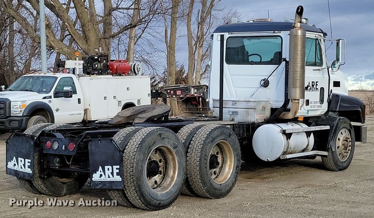 image for item DM8193 2002 Mack CH613  semi truck