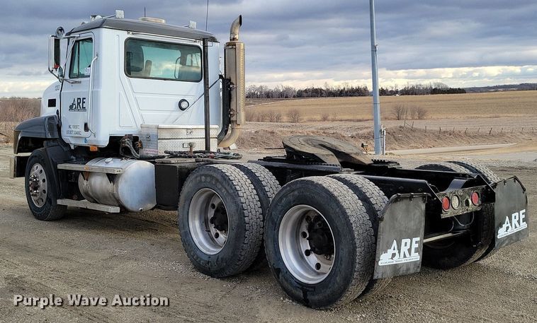 image for item DM8193 2002 Mack CH613  semi truck