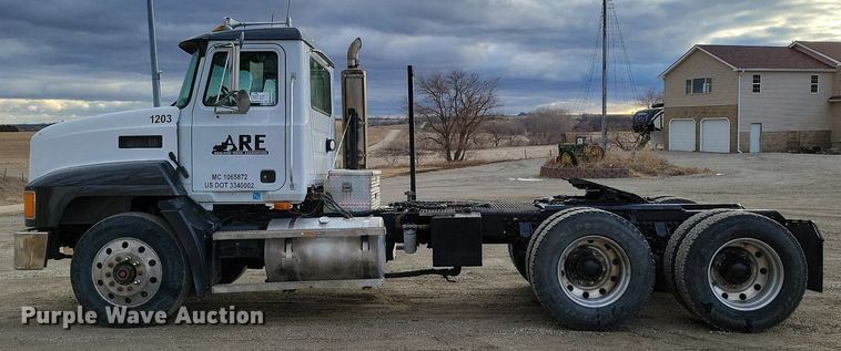 image for item DM8193 2002 Mack CH613  semi truck