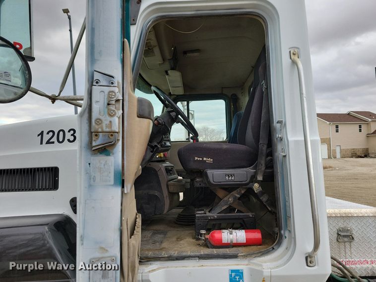 image for item DM8193 2002 Mack CH613  semi truck