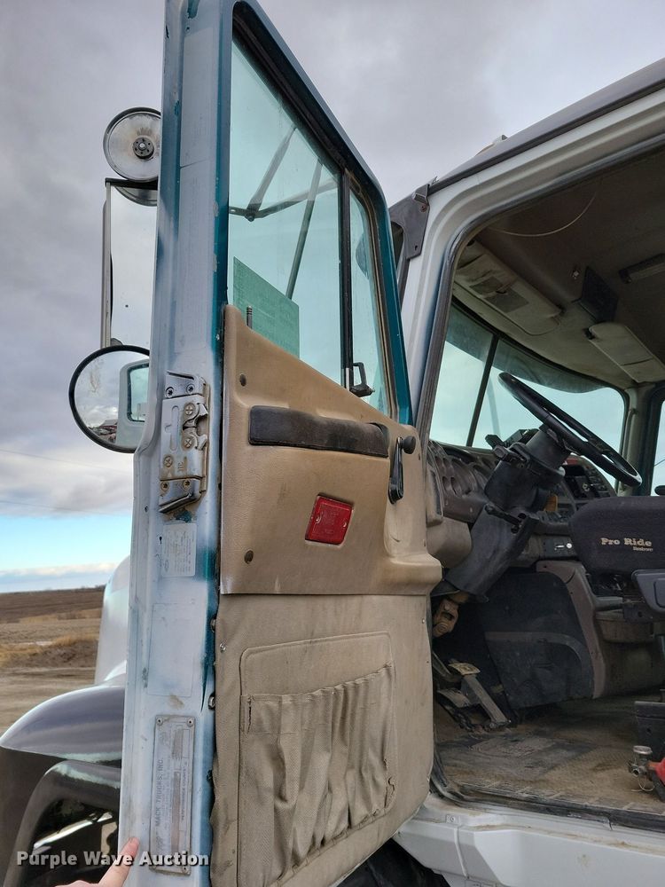 image for item DM8193 2002 Mack CH613  semi truck