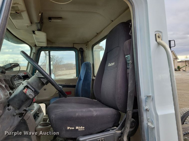 image for item DM8193 2002 Mack CH613  semi truck