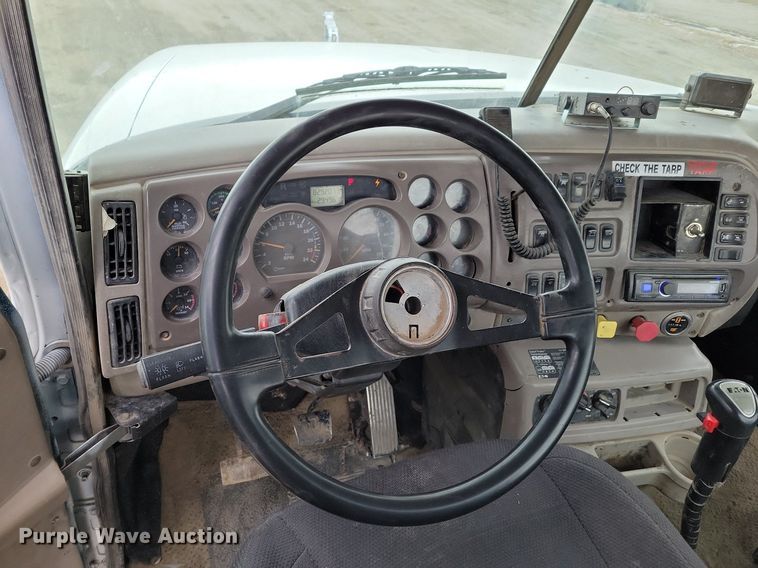 image for item DM8193 2002 Mack CH613  semi truck