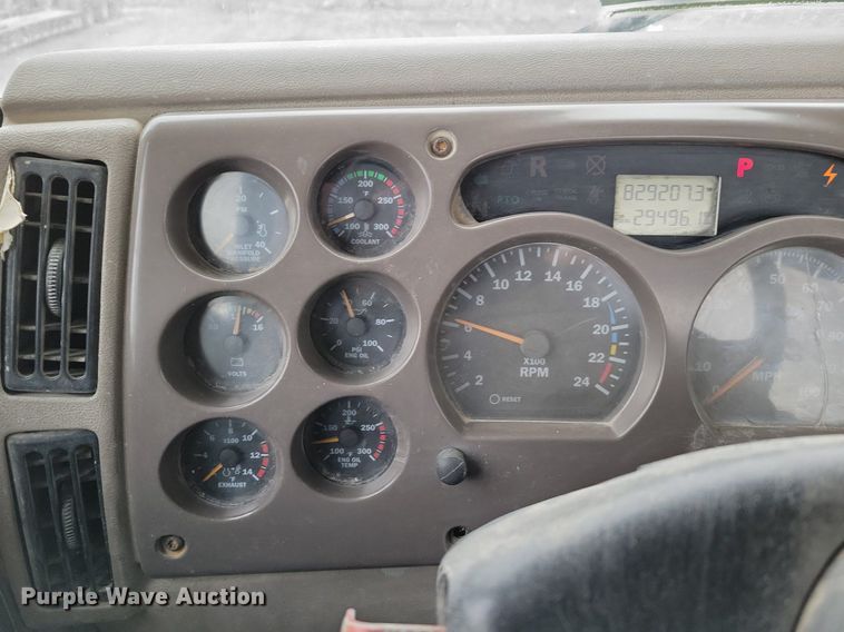 image for item DM8193 2002 Mack CH613  semi truck