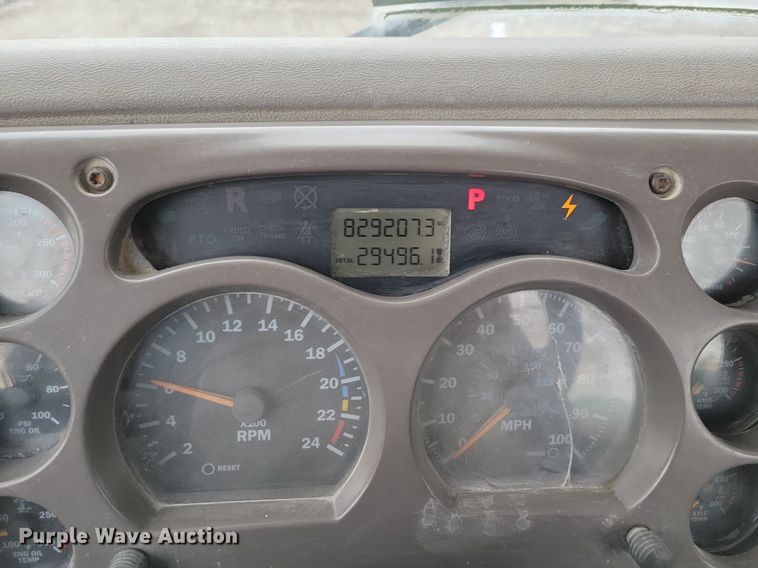 image for item DM8193 2002 Mack CH613  semi truck