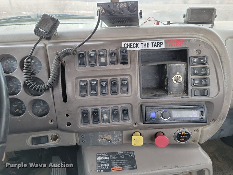 image for item DM8193 2002 Mack CH613  semi truck