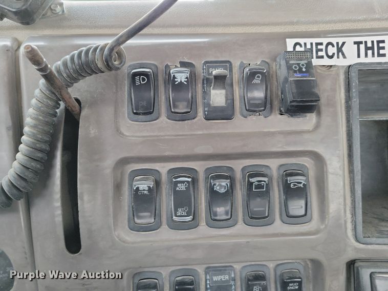 image for item DM8193 2002 Mack CH613  semi truck