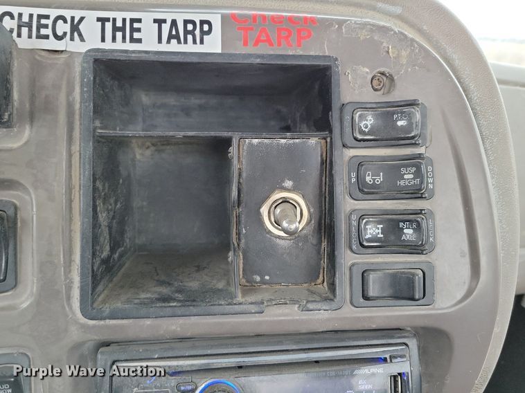 image for item DM8193 2002 Mack CH613  semi truck