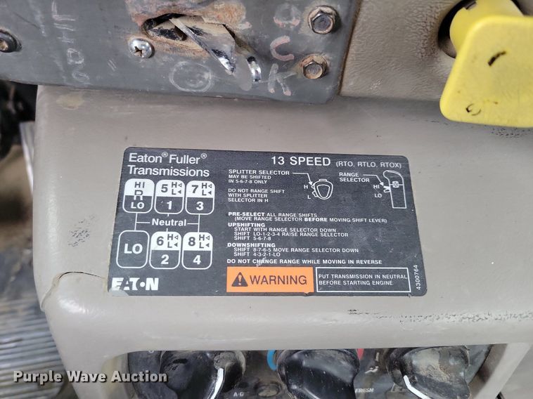 image for item DM8193 2002 Mack CH613  semi truck