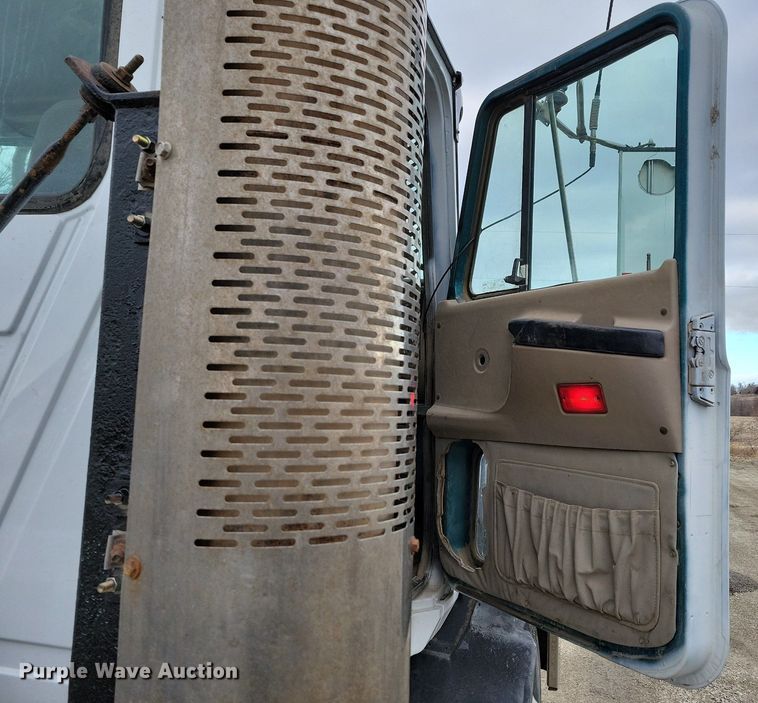 image for item DM8193 2002 Mack CH613  semi truck