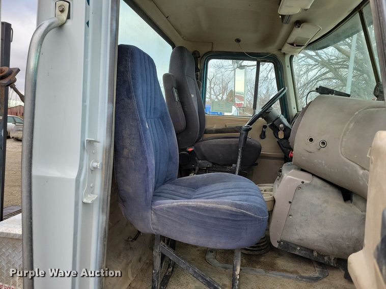 image for item DM8193 2002 Mack CH613  semi truck