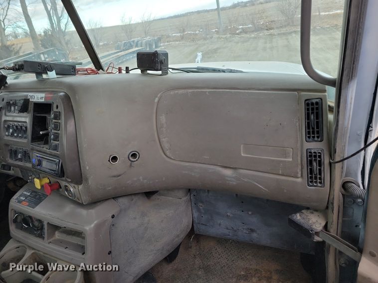 image for item DM8193 2002 Mack CH613  semi truck