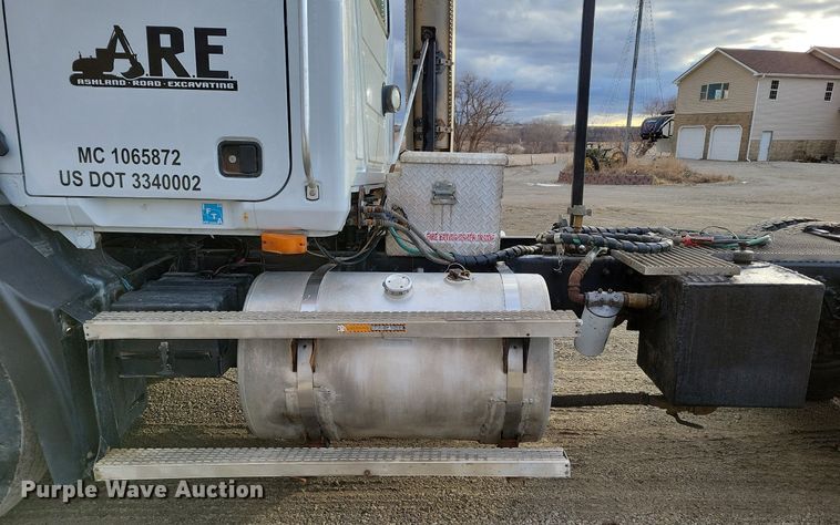 image for item DM8193 2002 Mack CH613  semi truck