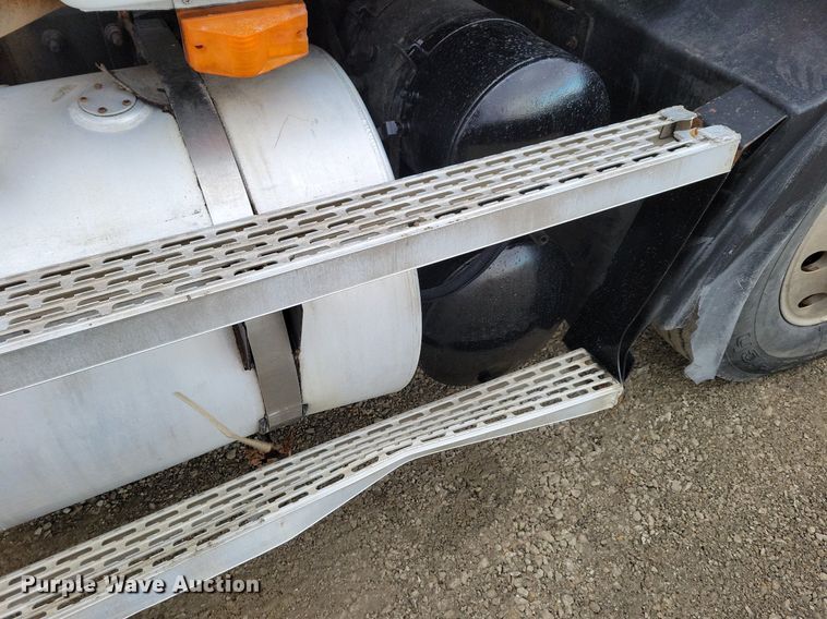 image for item DM8193 2002 Mack CH613  semi truck