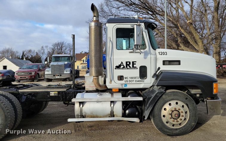 image for item DM8193 2002 Mack CH613  semi truck