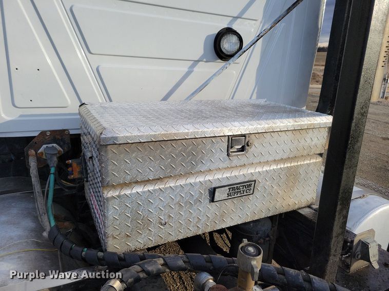 image for item DM8193 2002 Mack CH613  semi truck