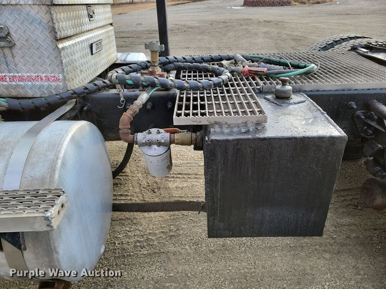 image for item DM8193 2002 Mack CH613  semi truck