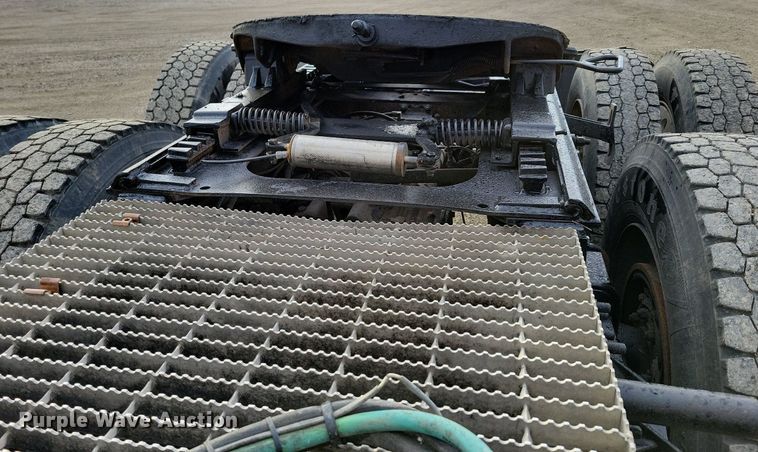 image for item DM8193 2002 Mack CH613  semi truck