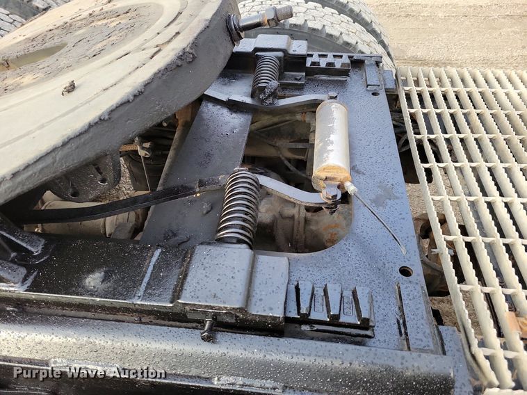 image for item DM8193 2002 Mack CH613  semi truck