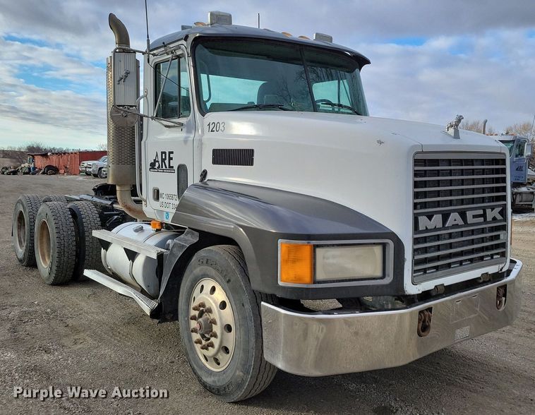 image for item DM8193 2002 Mack CH613  semi truck