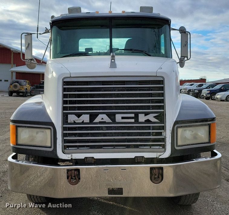 image for item DM8193 2002 Mack CH613  semi truck