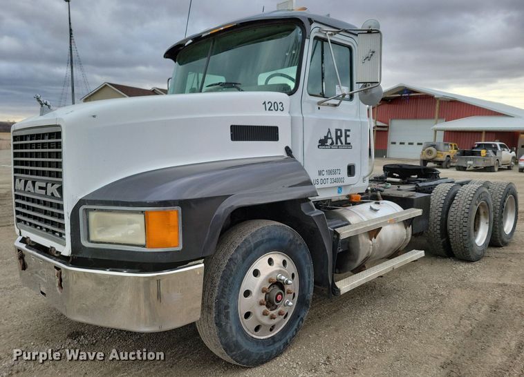 image for item DM8193 2002 Mack CH613  semi truck