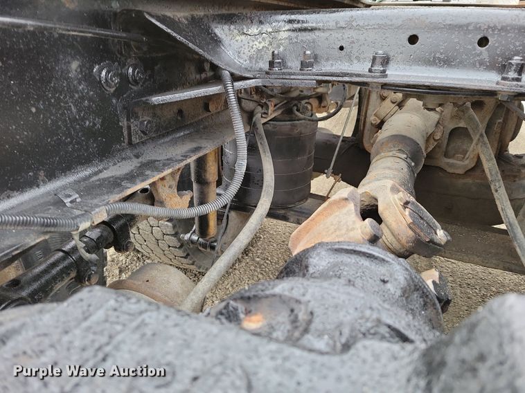 image for item DM8193 2002 Mack CH613  semi truck