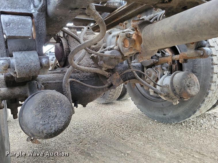 image for item DM8193 2002 Mack CH613  semi truck