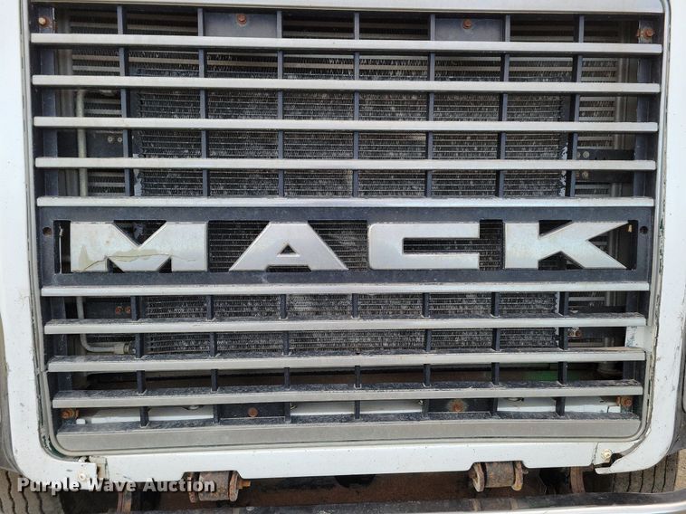image for item DM8193 2002 Mack CH613  semi truck