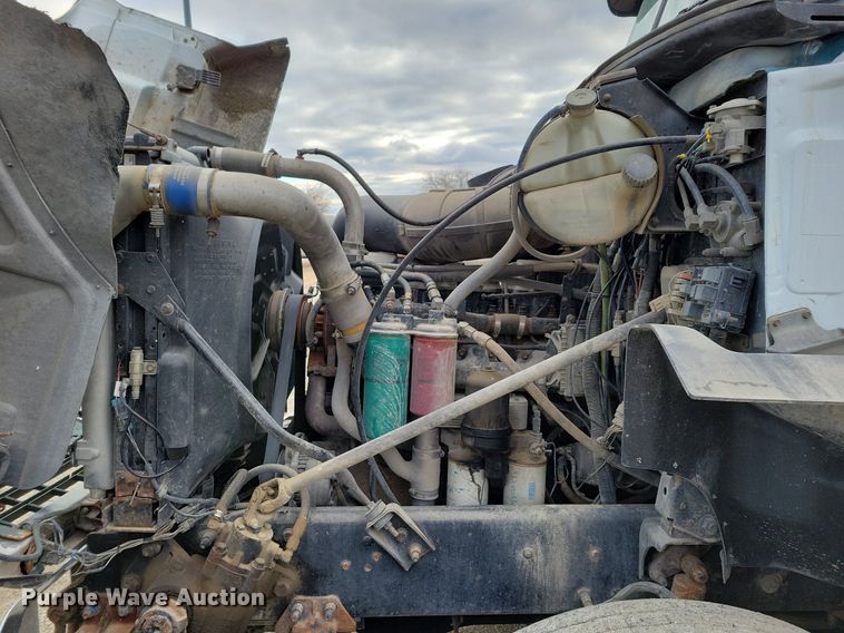 image for item DM8193 2002 Mack CH613  semi truck