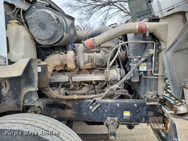 image for item DM8193 2002 Mack CH613  semi truck