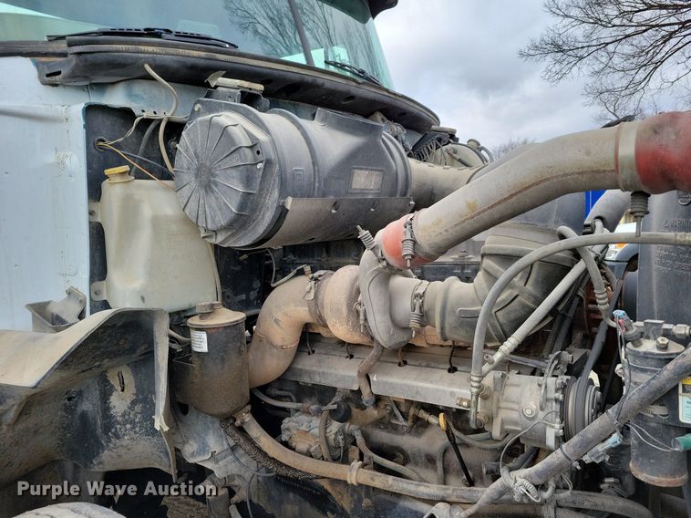 image for item DM8193 2002 Mack CH613  semi truck