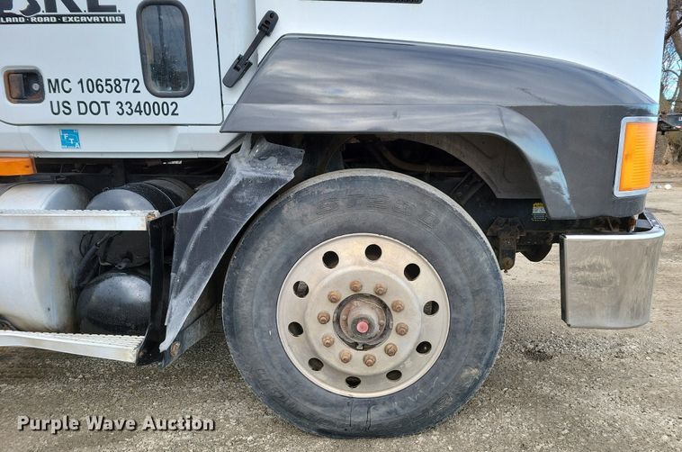 image for item DM8193 2002 Mack CH613  semi truck