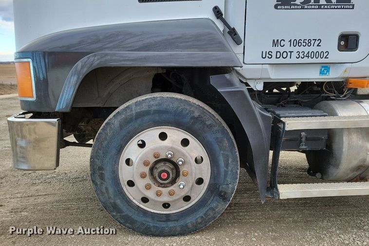 image for item DM8193 2002 Mack CH613  semi truck