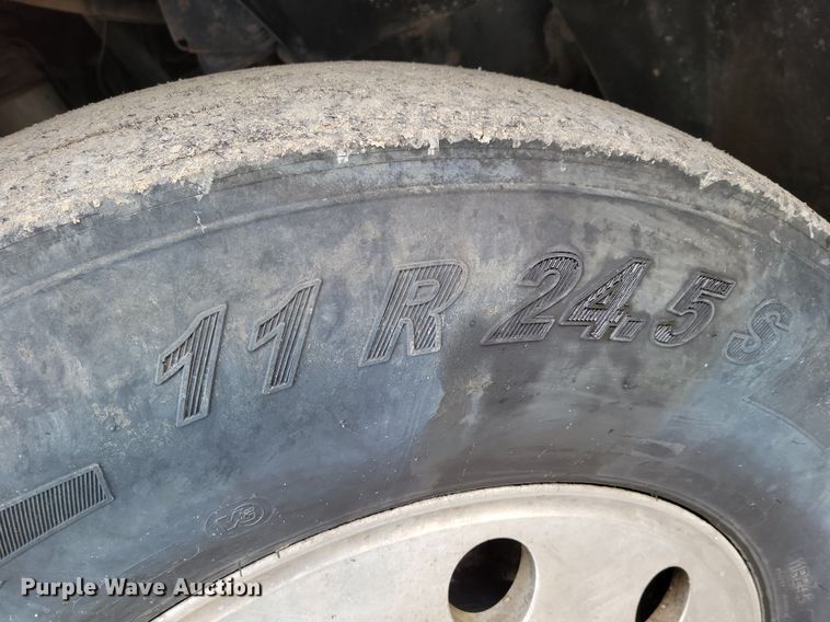 image for item DM8193 2002 Mack CH613  semi truck