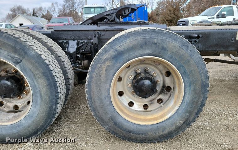 image for item DM8193 2002 Mack CH613  semi truck