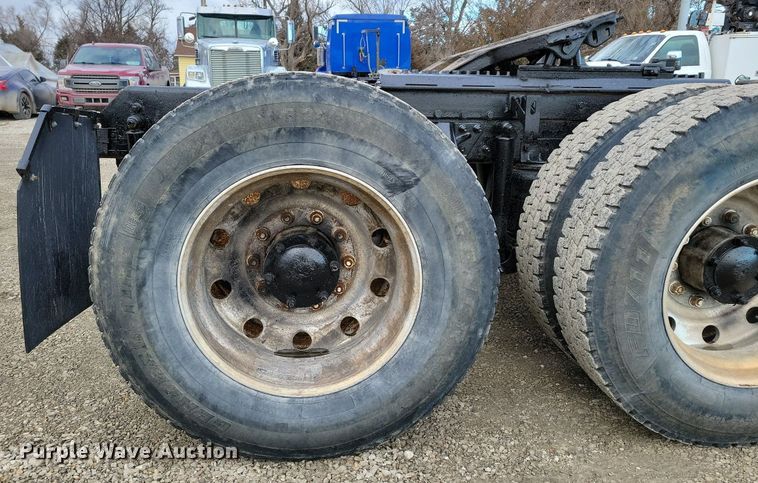 image for item DM8193 2002 Mack CH613  semi truck