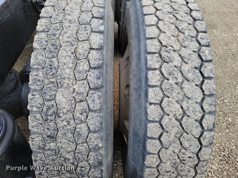 image for item DM8193 2002 Mack CH613  semi truck