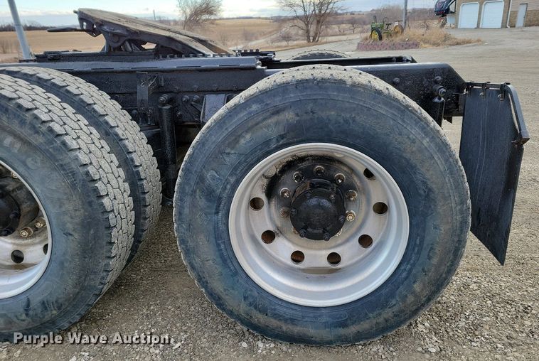 image for item DM8193 2002 Mack CH613  semi truck