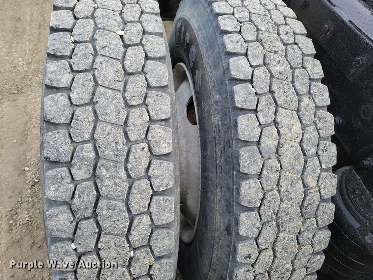 image for item DM8193 2002 Mack CH613  semi truck