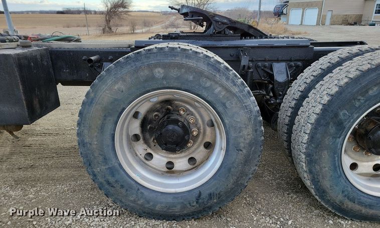 image for item DM8193 2002 Mack CH613  semi truck