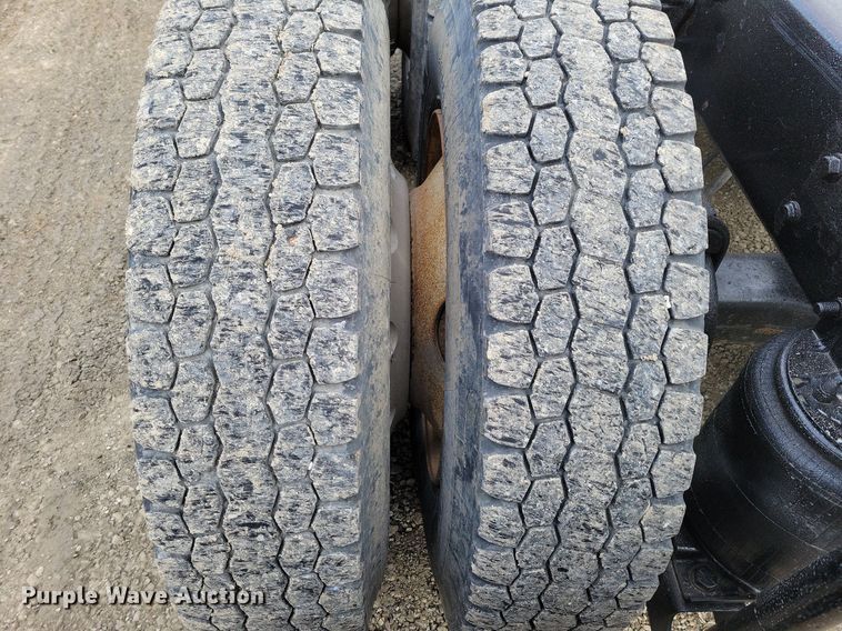 image for item DM8193 2002 Mack CH613  semi truck