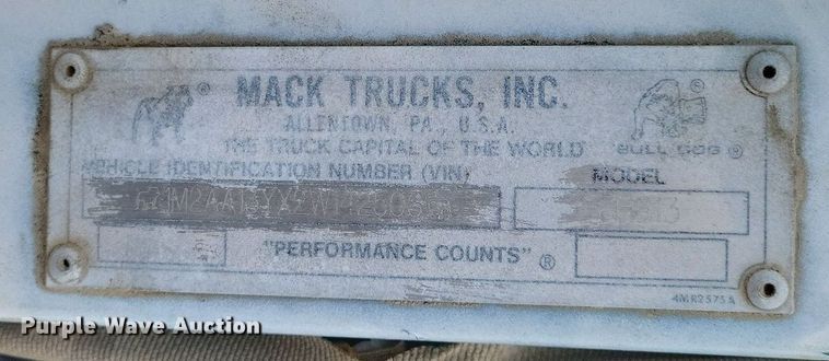 image for item DM8193 2002 Mack CH613  semi truck
