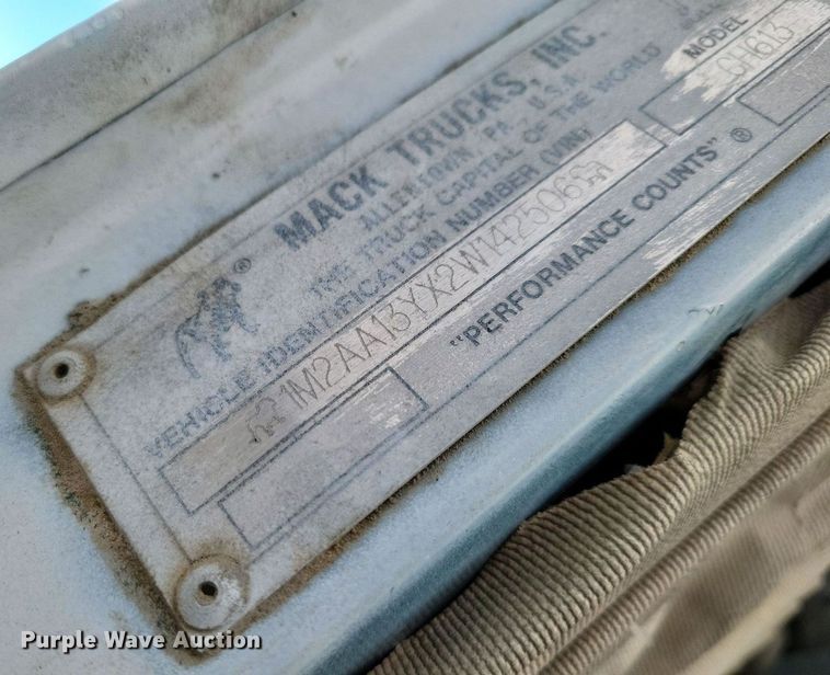 image for item DM8193 2002 Mack CH613  semi truck