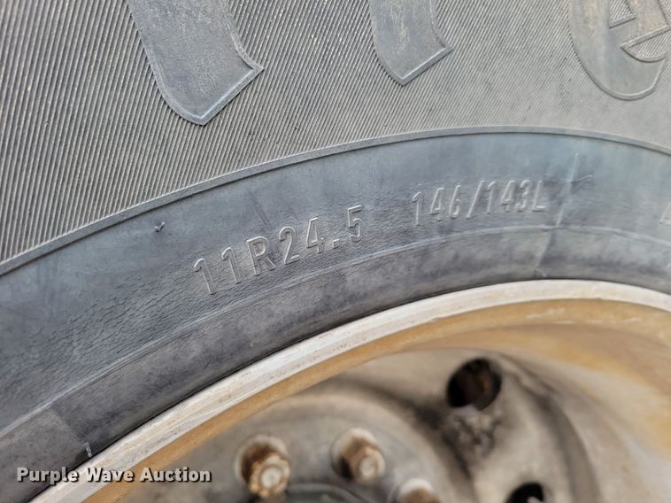 image for item DM8193 2002 Mack CH613  semi truck